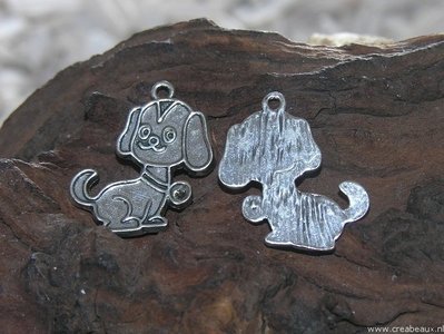 Hond met kastje, 29x22mm, oudzilverkleurig