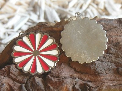 Bloem, 41x37mm, rood-wit