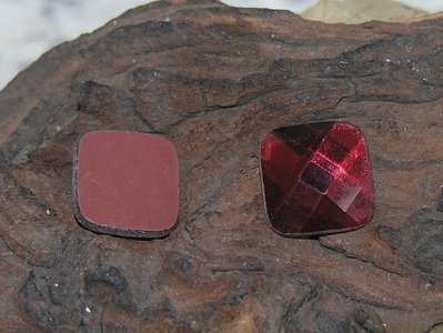 Plaksteen facet geslepen, 17x17mm, bordeauxrood