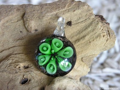 Halfbol met bloemen, 44x30mm, groen-goudkleur